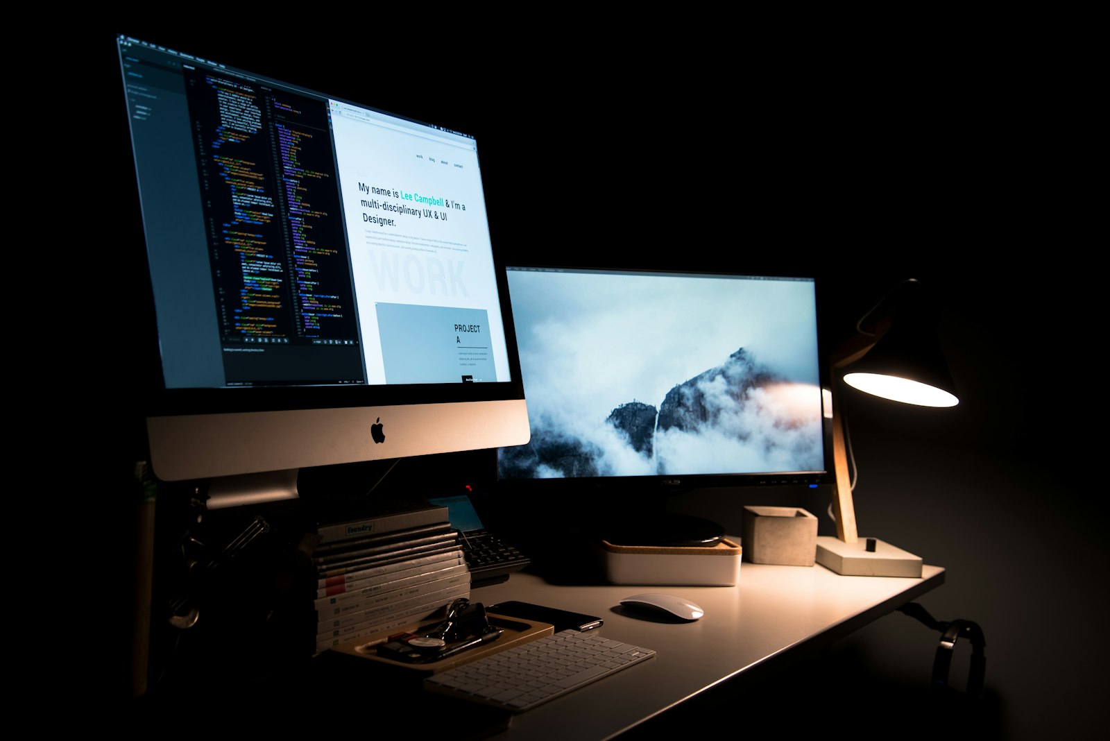 Webdesign-Arbeitsplatz mit Layout-Entwürfen